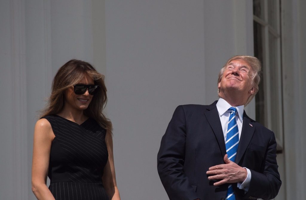 FOTOS: Donald Trump vio directamente el eclipse de sol