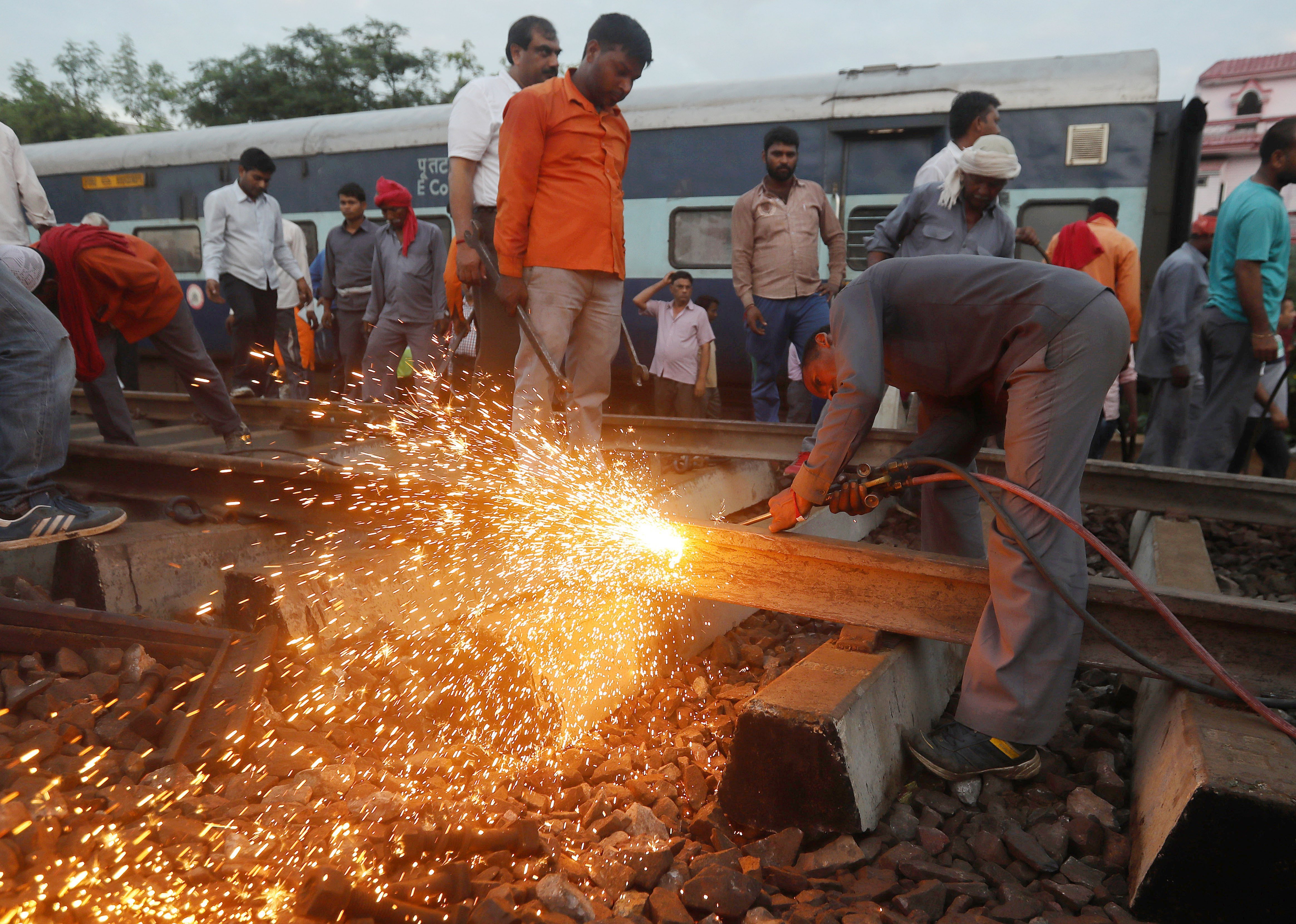 Las autoridades indias elevaron hoy a 123 el número de heridos en el descarrilamiento de un tren ayer en el estado de Uttar Pradesh, en el norte del país, mientras que rebajaron la cifra de muertos a una veintena. EFE