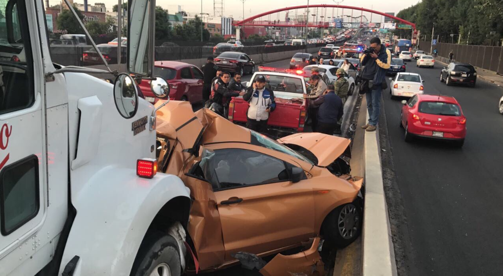 Accidente en Torres de Satélite, tráiler impacta varios vehículos