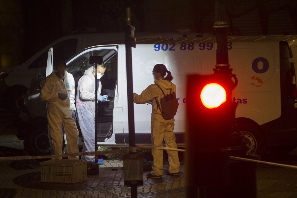 Imagen de la furgoneta que provocó el atentado ocurrido en las Ramblas de Barcelona, en el que un total de 13 personas han fallecido y más de 50 han resultado heridas. FOTO: EFE