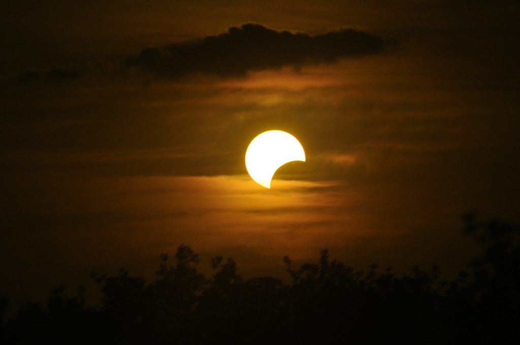 Observa el eclipse solar en vivo aquí