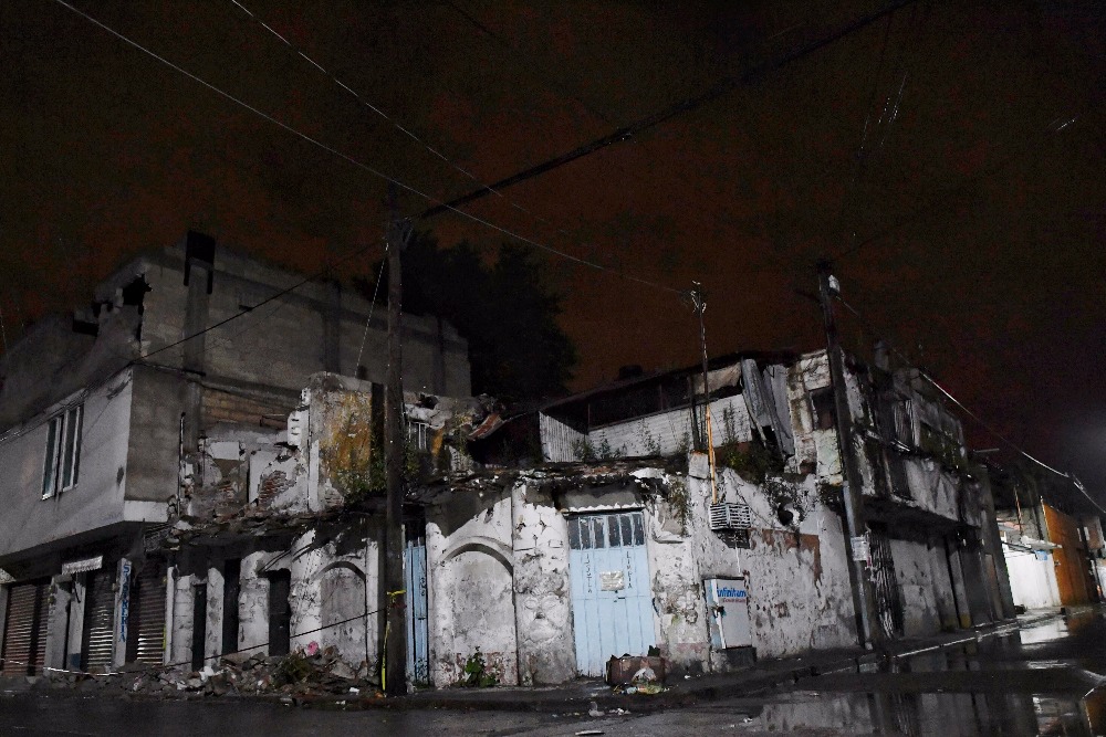 Jojutla es uno de los lugares que más ha sufrido por el sismo del pasado martes. La gente duerme en las calles y los brigadistas han terminado exhaustos.
