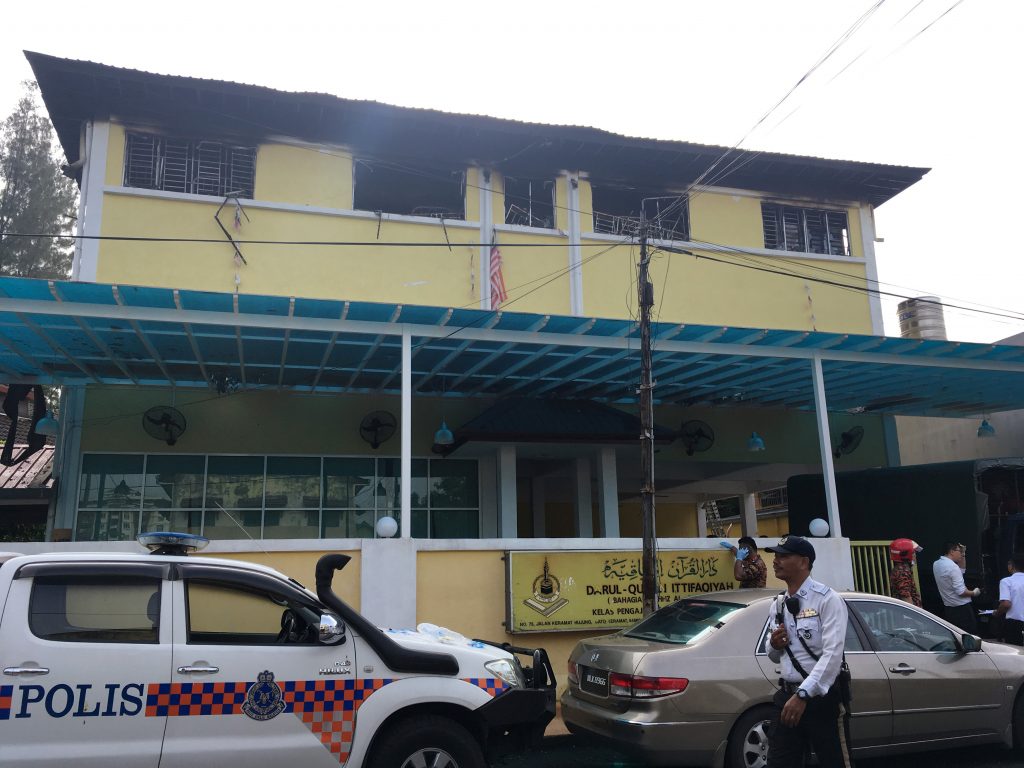 Policía y bomberos a las afueras de la escuela Darul Quran Ittifaqiyah. Reuters.