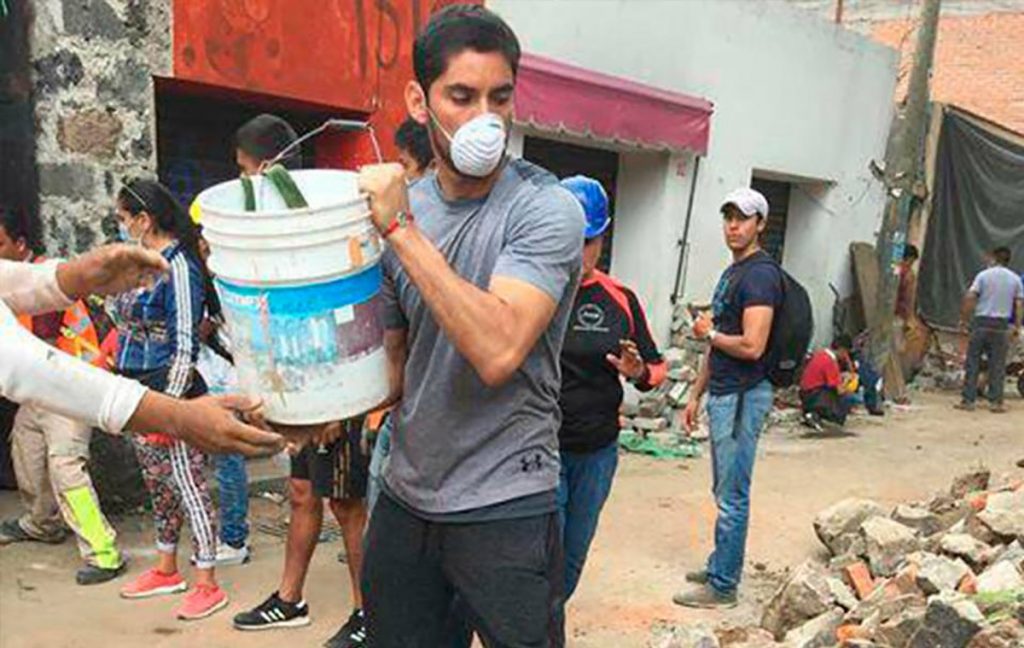 El portero de Cruz Azul, José de Jesús Corona apareció como voluntario sacando escombros en Xochimilco de manera anónima.