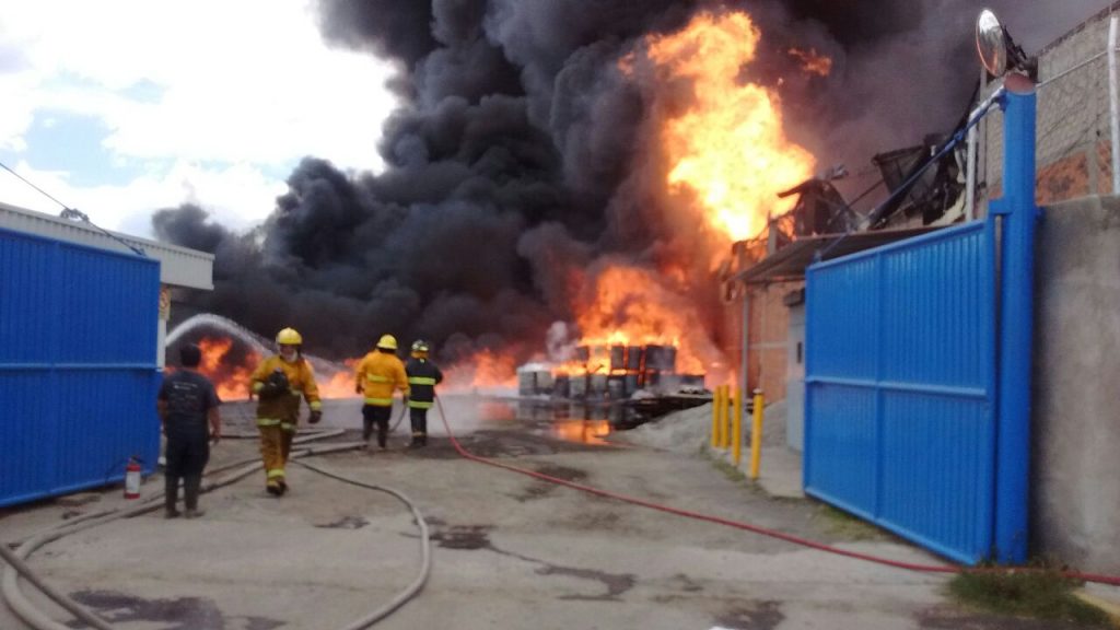 Controlan incendio en fábrica de bebidas alcohólicas en Tultitlán