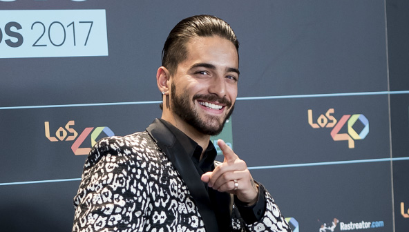 Critican a Maluma por rechazar el beso de una fan (video)