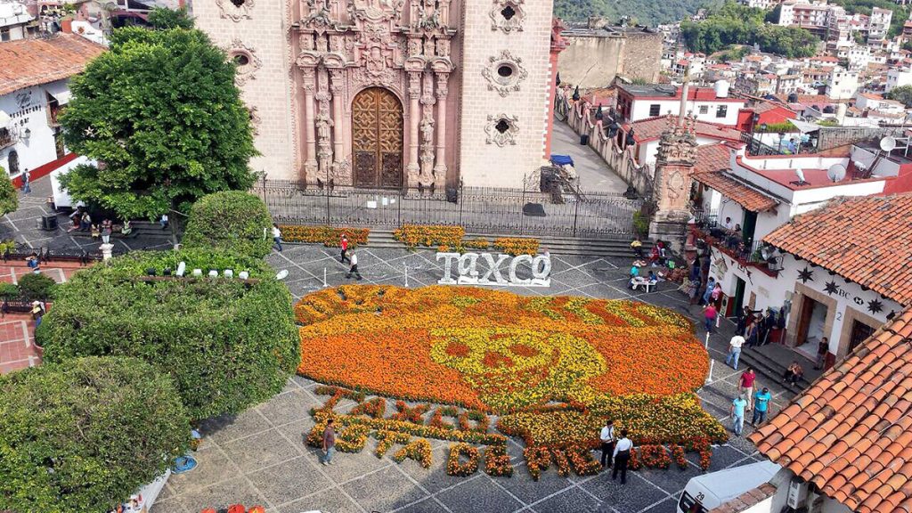 Por tercer año consecutivo, el municipio de Taxco elaboró la Catrina monumental con flores de cempasúchil en Plaza Borda, para celebrar el Día de Muertos