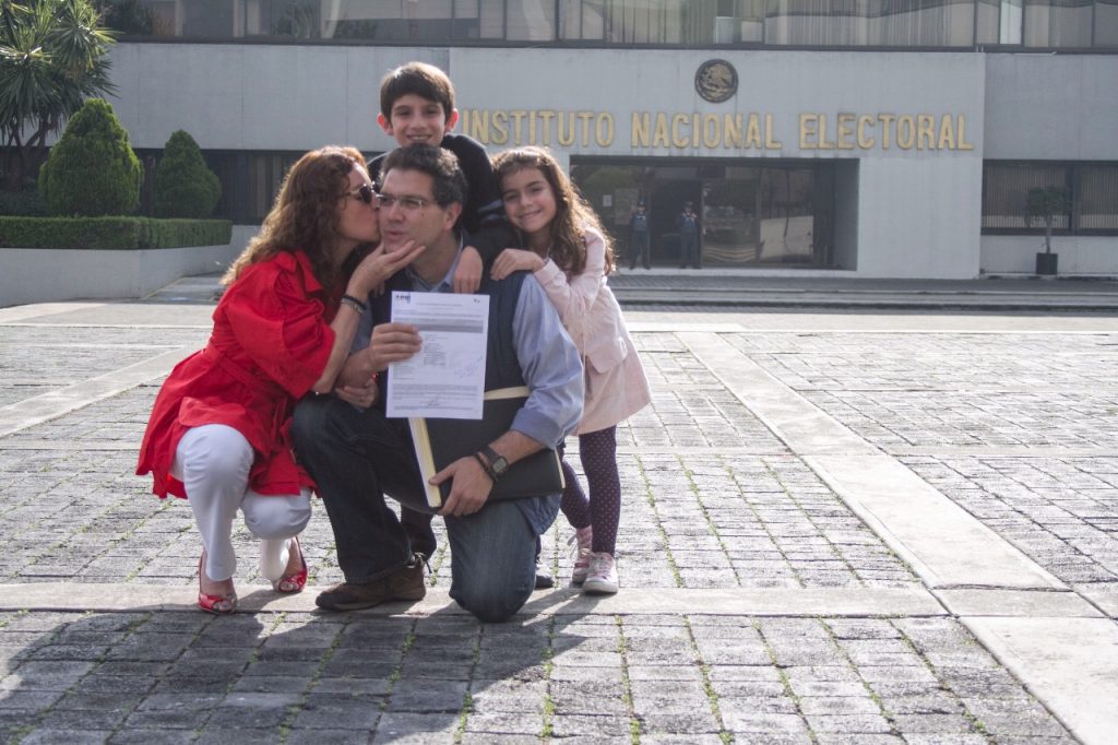 Armando Ríos Piter recibió este domingo su constancia. CUARTOSCURO.
