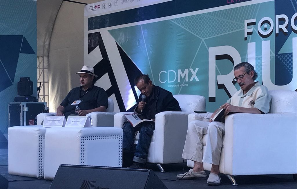 El escritor José Agustín recibió homenaje en la Feria Internacional del Libro en el Zócalo de la CDMX; su hijo José Agustín Ramírez estuvo en su representación.