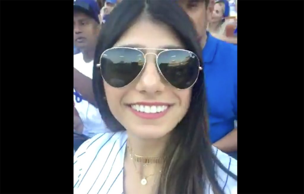 La ex estrella porno Mia Khalifa fue sacada del estadio de los Dodgers tras golpear a un fan que la fotografió sin su consentimiento