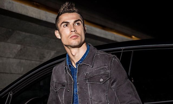 Ronaldo, recibió a la familia del niño Santiago Flores, uno de los 21 niños que fallecieron en el derrumbe de una de las alas del Colegio Enrique Rébsamen. Foto: Instagram