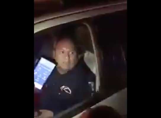 Momento en el que uno de los policías es retenido. Tomado de redes sociales.