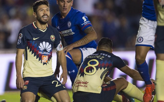 Cruz Azul no pudo aprovechar la ventaja numérica y América hasta falló un penal, y terminaron 0-0 en la ida por los cuartos de final de la Liga MX