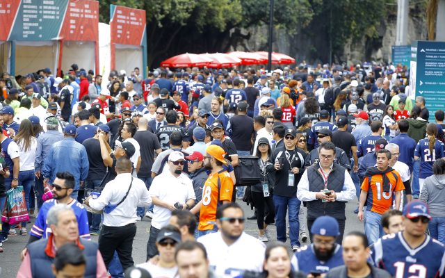 Asistieron más de 77 mil aficionados a la NFL en el Estadio Azteca