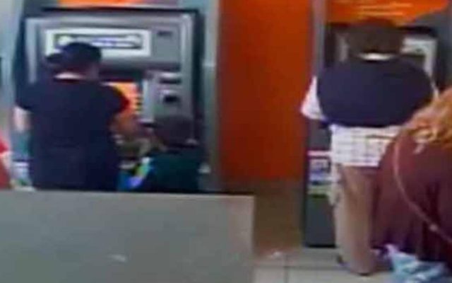 VIDEO: Niño de 4 años roba dinero de un cajero automático