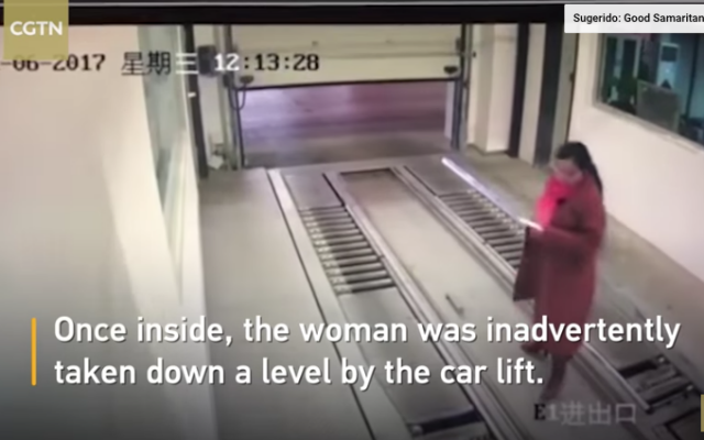 Mujer obsesionada con su smartphone, termina debajo de un coche en China
