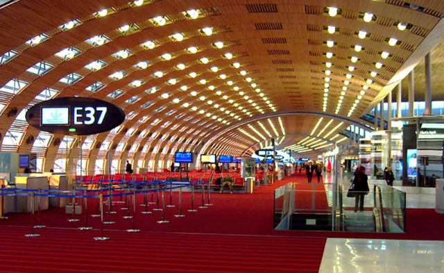 Vagabundo encuentra 300 mil euros en aeropuerto parisino