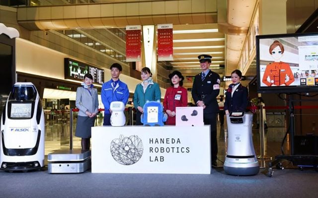 Japón presentó 7 robots que son capaces de cargar las maletas, indicar una dirección o traducir frases del japonés a otras lenguas