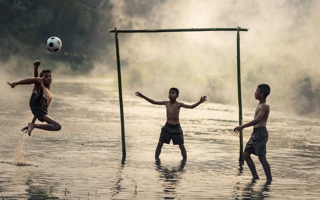 El futbol, el deporte más popular del mundo, es conocido en algunos países como soccer, aquí te explicamos el origen del término