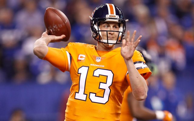 El quarterback de los Broncos de Denver, Trevor Siemian, sufrió una dislocación parcial en el hombro izquierdo y quedó fuera lo que resta de la temporada