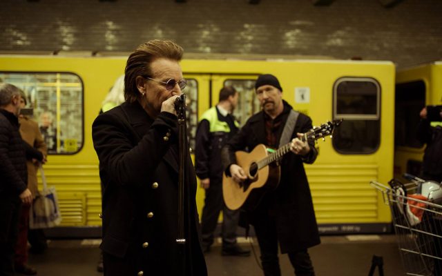 Bono y The Edge aparecieron en la estación Deutsche Oper para interpretar su nuevo sencillo