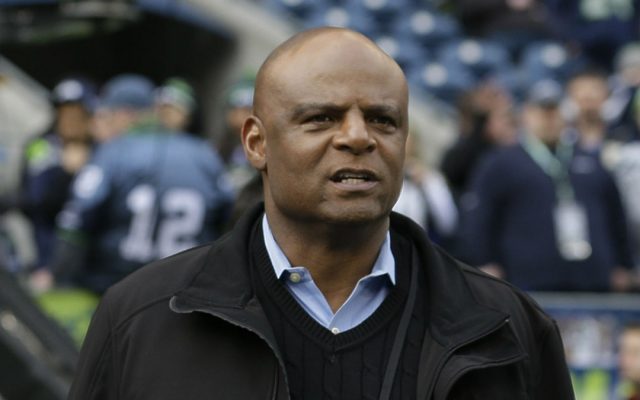 El ex quarterback miembro del Salón de la Fama de la NFL fue demandado por acoso sexual por una asistente de su compañía de mercadeo deportivo
