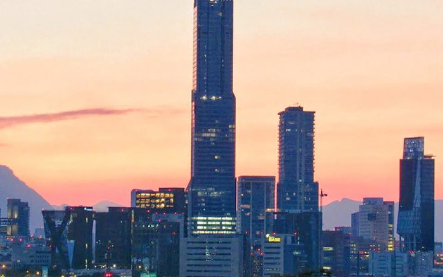 La Torre KOI de Monterrey es la más alta de Latinoamérica. FOTO: Twitter @EDUX77