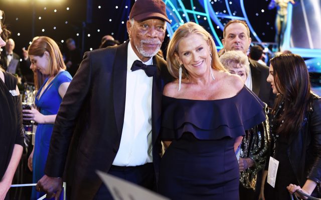 Morgan Freeman y Lori McCreary. AFP.