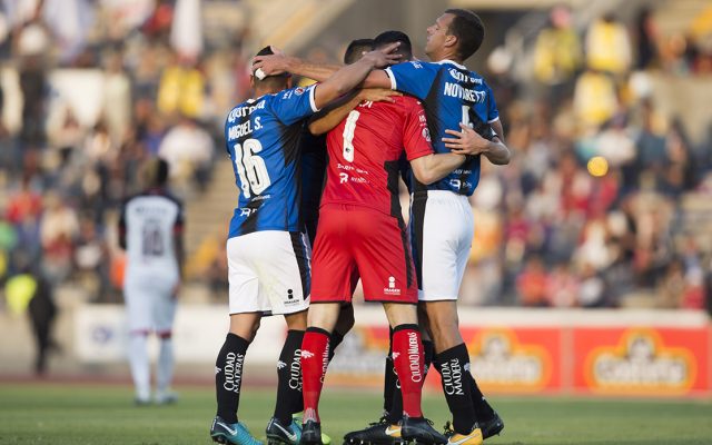 Los Gallos Blancos del Querétaro vencieron 0-2 a Lobos BUAP en Puebla, en duelo directo por la permanencia en el máximo circuito