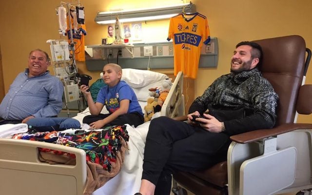 André-Pierre Gignac volvió a demostrar su calidad como ser humano al pasar parte de la tarde conviviendo con José Garza, un niño que padece cáncer en los huesos