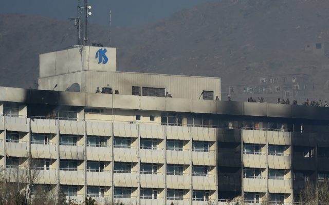 El lujoso Hotel Intercontinental de Kabul fue atacado por los insurgentes dejando al menos 7 muertos y otros siete heridos