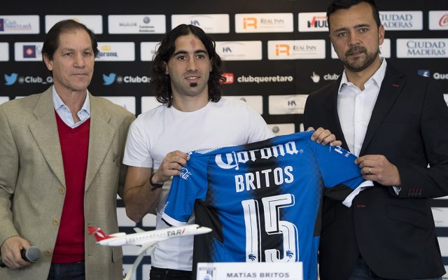 El delantero uruguayo Matías Britos se convirtió en refuerzo de los Gallos Blancos del Querétaro; regresa al futbol mexicano por los próximos dos años