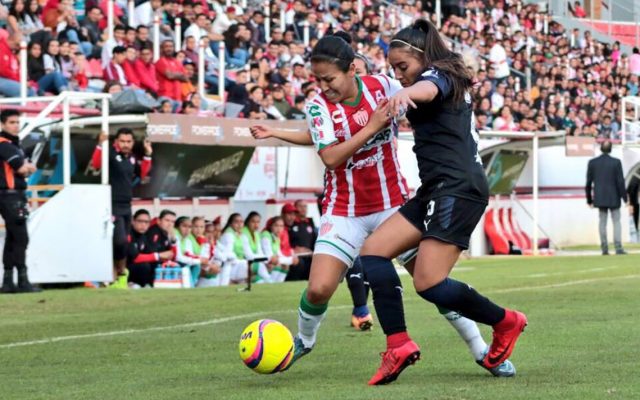 Las campeonas Chivas vinieron de atrás para vencer 2-1 a Necaxa en Aguascalientes; Cruz Azul cayó en casa 0-2 con Pachuca