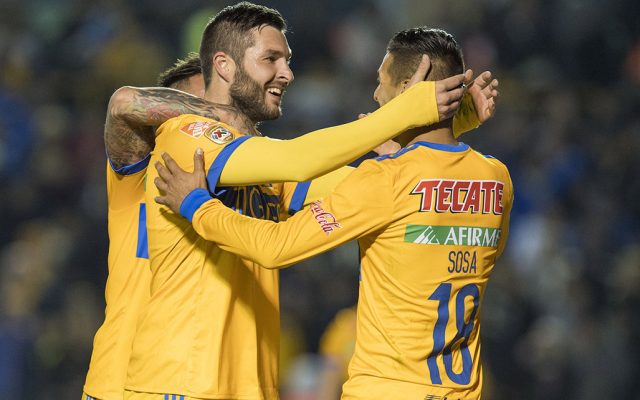 El campeón Tigres sumó sus primeros tres puntos al vencer 2-1 a Santos Laguna en el Volcán; Ismael Sosa y Gignac marcaron los goles felinos