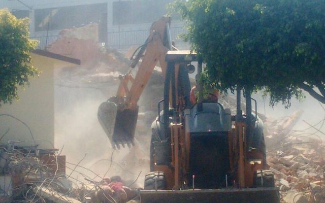 Empresa de demolición contratada tras el 19S huye de Puente de Ixtla