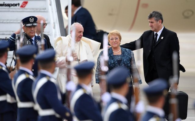 Papa Francisco llega a Chile, lo esperan miles de fieles