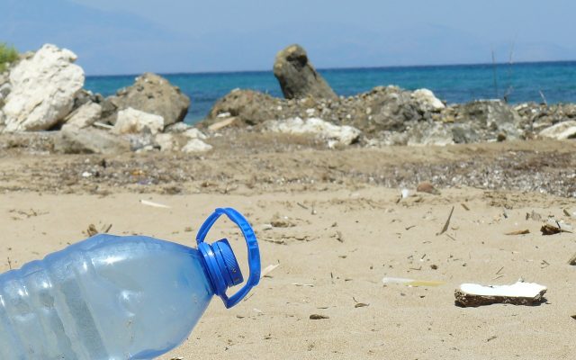 En 2050 habrá más plástico que peces en el mar, alerta Comisión Europea