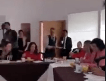(Vídeo) Critican a diputados por desayunar frente a rarámuris (Vídeo) Critican a diputados por desayunar frente a rarámuris