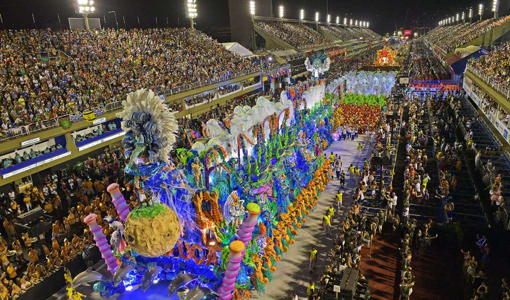 Río de Janeiro exhibe su alegría y cultura con su famoso carnaval Río de Janeiro exhibe su alegría y cultura con su famoso carnaval