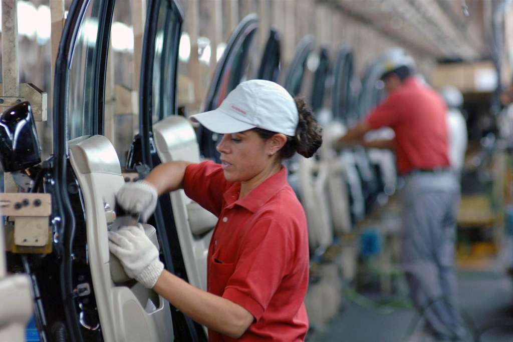 Empleo manufacturero creció en 2017; remuneraciones se estancaron