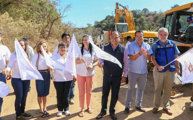 Astudillo pone en marcha pavimentación de carretera y programa de bacheo