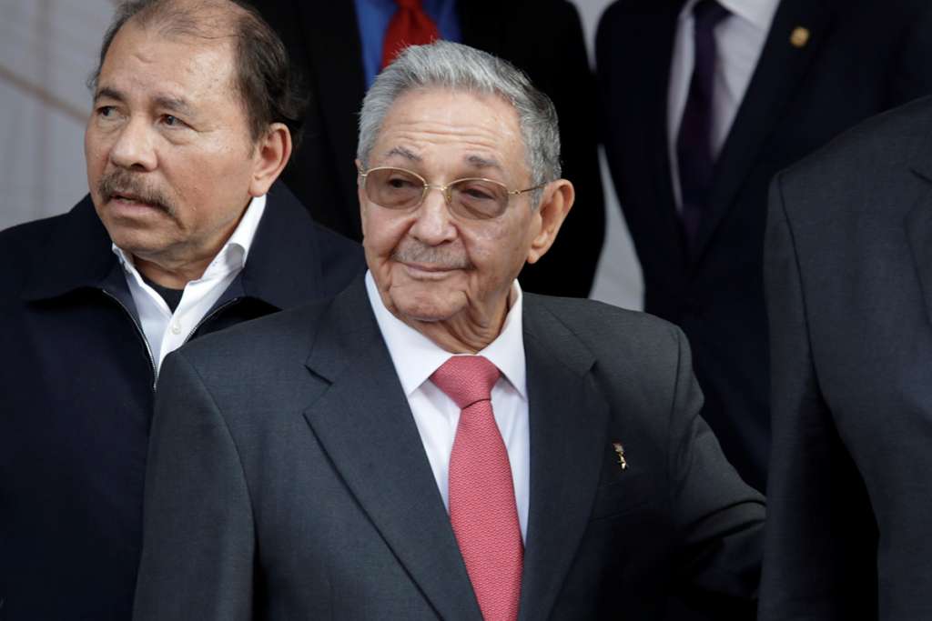 Raúl Castro ejerce derecho al voto en municipio santiaguero
