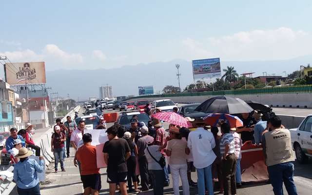 Pobladores reabren circulación en Paso Exprés