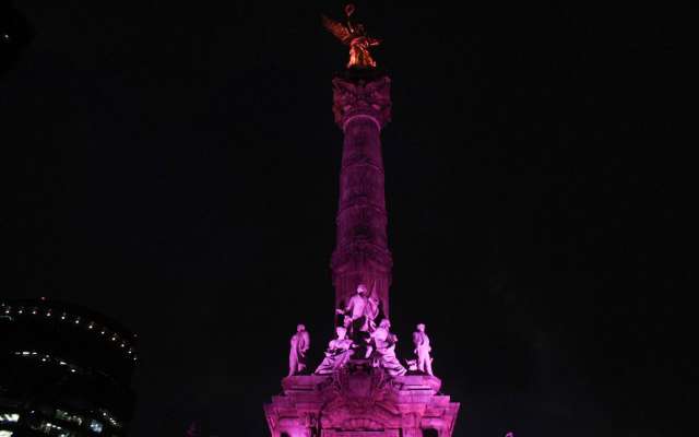Monumentos se “pintan” de morado por Día Internacional de la Mujer en CDMX