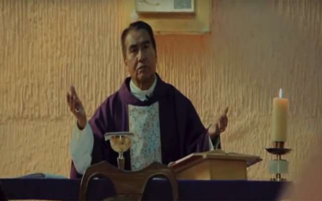 El sacerdote pederasta Carlos López Valdés aparece oficiando misa en el documental Agnus Dei, Cordero de Dios FOTO: YouTube