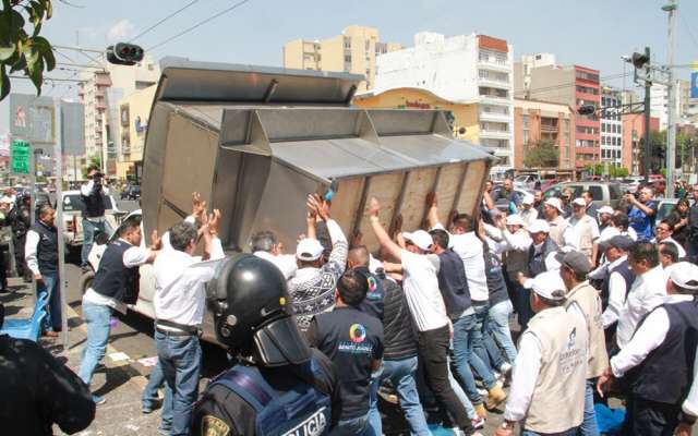 Trifulca en avenida Universidad y Eje 7 por retiro de puestos