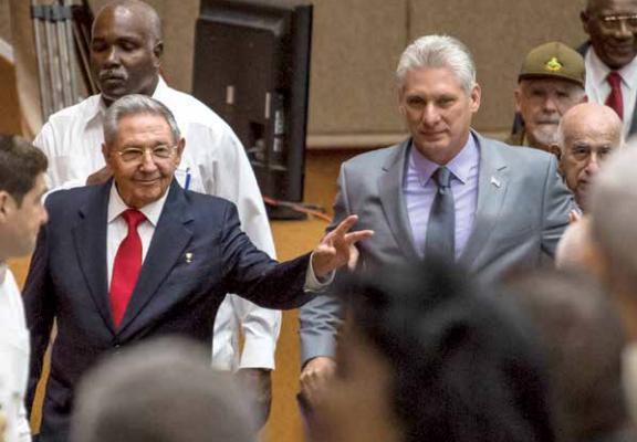 El presidente saliente Raúl Castro llegó ayer al recinto de los diputados junto a Miguel Díaz-Canel. Foto: AFP