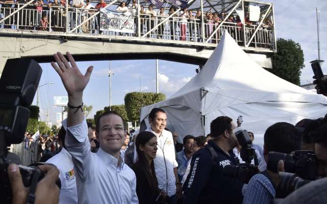 ATIZAPÁN DE ZARAGOZA, ESTADO DE MÉXICO, 24MAYO2018.- Ricardo Anaya, candidato a la presidencia por la coalición “Por México al Frente”, se reunió esta noche con simpatizantes de los partidos PAN, PRD y Movimiento Ciudadano, en la explanada del Palacio Municipal de Atizapan. FOTO: MARIO JASSO /CUARTOSCURO.COM