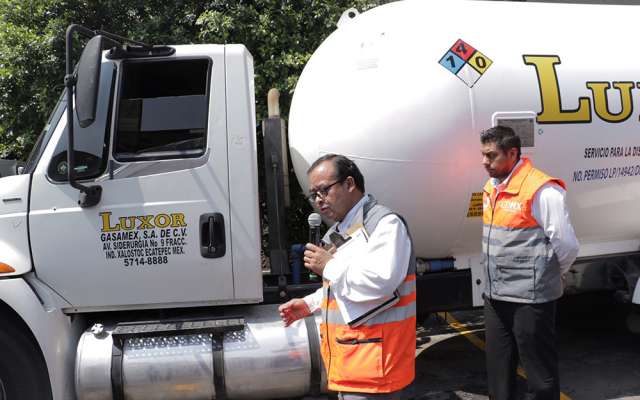 Van contra pipas y ambulancias irregulares