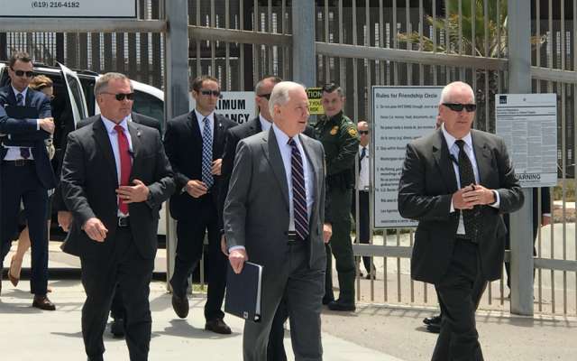 Fiscal Jeff Sessions llega a zona fronteriza